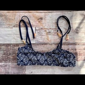 Francesca's‎ blue white paisley bikini top size M